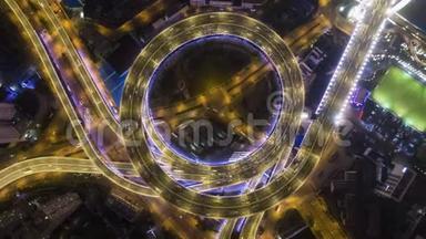 夜间照明环形南浦路立交桥。 中国上海。 高空垂直俯视图